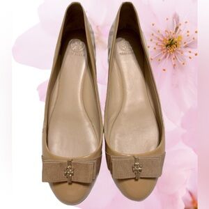 TORY BURCH ‘Trudy’ Gold Logo-Bow, Beige Patent, Ballet Flat, Sz 8.5M